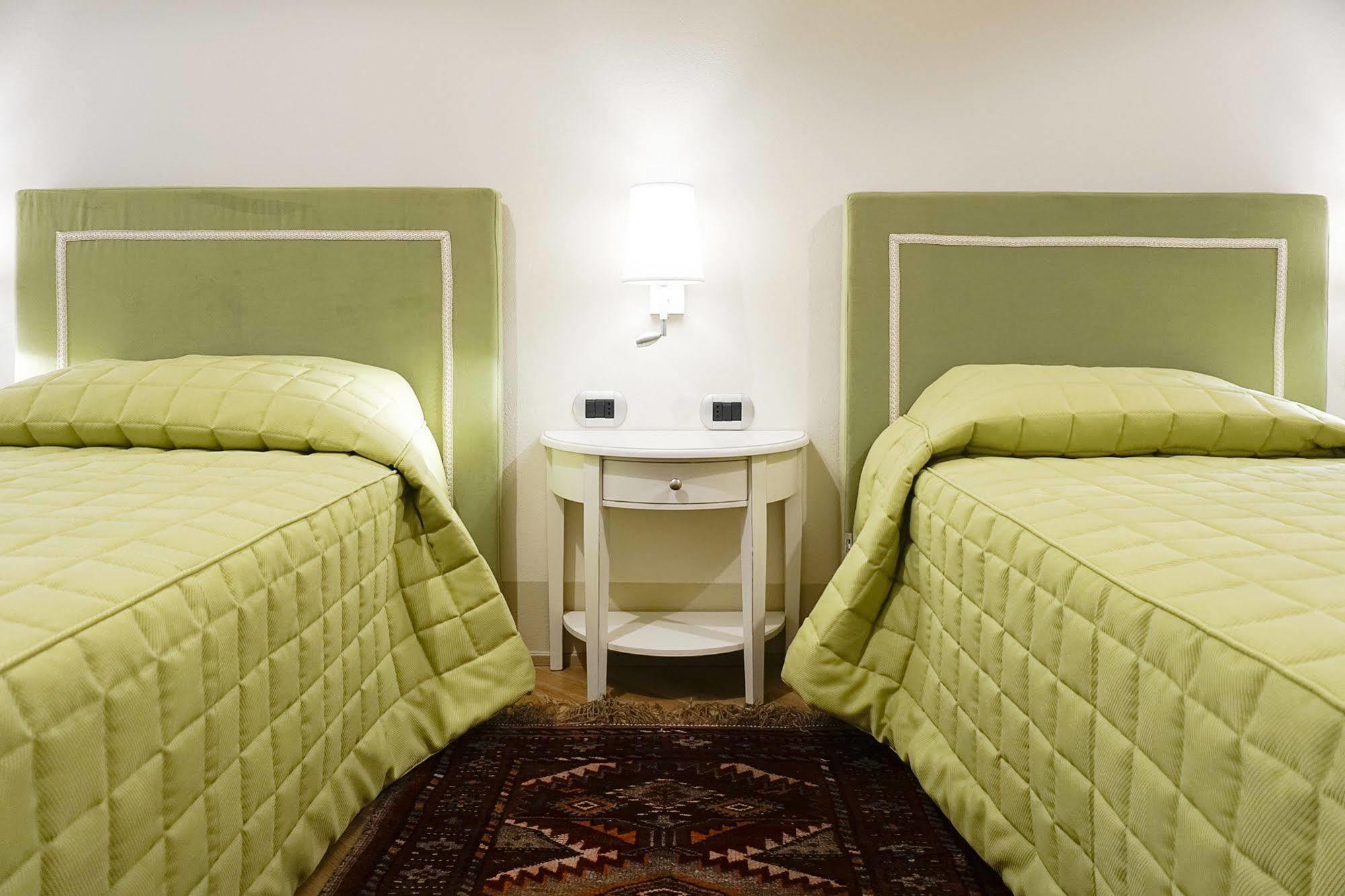 Casa Isolani Luxury Rooms Piazza Maggiore Болоня Екстериор снимка